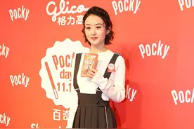 赵丽颖越长越嫩，一脸清纯妆容配背带裙，气质就像没毕业的学生图片