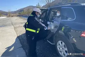 延安甘泉：【“疫”线故事】铿锵玫瑰，在防疫一线吃到妈妈包的水饺，暖心！图片
