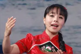 34岁王二妮近照，回村盖了豪宅还当了大官，模样和当年判若两人图片