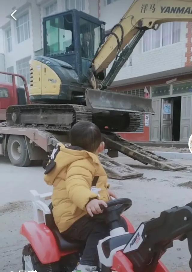 男孩能有多痴迷挖掘机?网友:你是在我家装了摄像头吗