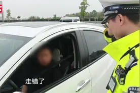心疼妻子开长途太累，好老公不顾后果无证驾驶：双双被罚视频封面
