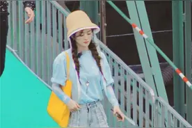 赵丽颖生了孩子还这么嫩，穿蓝T恤搭短裤秀美腿，扎麻花辫真少女图片