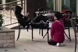 妈妈给9岁儿子下跪1小时，却被儿子拍照发朋友圈：天天好心情图片