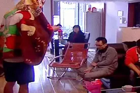 亲情：母亲重病，父亲不依不饶要复婚，儿子们却不耐烦地将他撵走图片