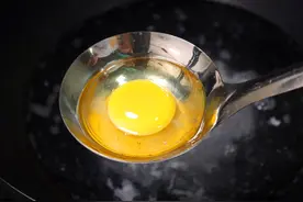 水煮荷包蛋，直接下锅就大错特错！教你3个方法，保准圆润不散花