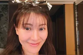 50岁李嘉欣近照颜值崩不住了？挑战齐刘海装嫩，却被高颧骨拖累图片