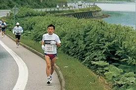 村上春树和优衣库联名出T恤！作家的业余生活太精彩了图片