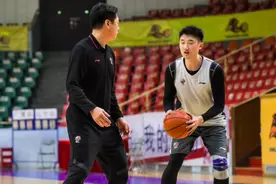 离开教练爸爸，李京龙三分17投10中！他真不是靠关系在CBA生存图片