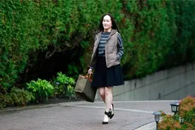 孟晚舟自信出庭！马甲叠穿条纹衫配短裙显肌肉腿，单手插兜太从容图片