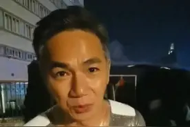 56岁骆达华近0度下水拍戏，嘴唇冻乌紫，挣钱全给老婆买珠宝？图片