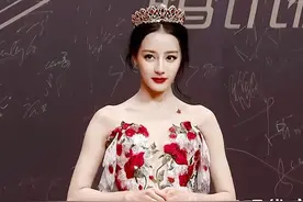 7位女星出圈红毯造型：倪妮撑伞，关晓彤黑天鹅造型，巩俐海边照图片