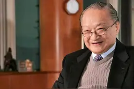 周星驰拍《功夫》前找到金庸，给他版权费，金庸：你改哪本图片