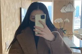 李咏18岁女儿生活奢侈？穿万元大衣戴钻戒，哈文近况疑忧思过度图片