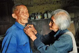 百岁老夫妻深山隐居，一生结婚五次共享二人世界，一日三顿酒图片
