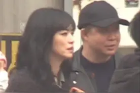 曹郁探班老婆姚晨拍戏，站一旁插不上话只盯妻，陪拍1天超贴心图片