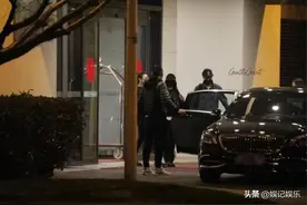 赵丽颖冯绍峰两年后合体现身，夫妻俩抵达上海，不见儿子想想图片