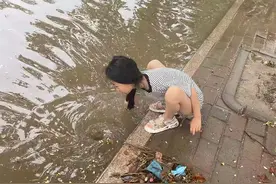 暴雨过后濮阳9岁女孩捡垃圾疏通下水道 母亲：捡了一路，小手都扎破了图片