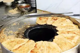 从莲池摆摊起家，做了35年烧饼的师傅，手艺里藏着阜阳老味道图片