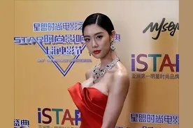 被克拉拉的好身材惊艳，穿鱼尾连衣裙凹造型比例太完美，让人羡慕图片