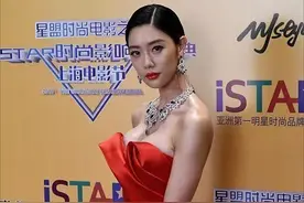 被克拉拉的好身材惊艳，穿鱼尾连衣裙凹造型比例太完美，让人羡慕图片