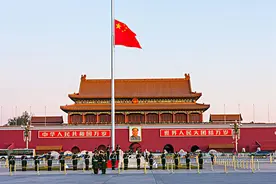 晨读 | 国旗飘扬图片
