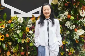  没有肚子的中年女人不要“塞衣角”,学这样穿，遮肉显瘦还时髦图片