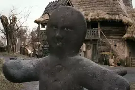 千年干尸靠喝少女血维持美貌，小伙用一把斧子把干尸的脸砸碎了图片