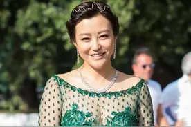 41岁郝蕾身材绝了！身穿绿色纱裙大秀3D曲线，胸口透视格外抢眼图片