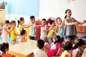 孩子演出，台下领舞的幼儿园美女老师火了。网友：真想做她的学生图片