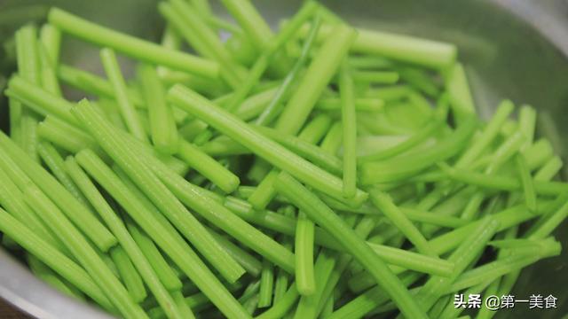 大厨教你水作牛肉丝的家常做法，食材简单，香辣可口，好吃又下饭