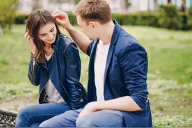 暗恋你的女生，会主动“躲避”你图片