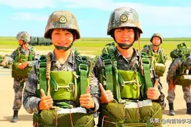 伞降队员翱翔蓝天，只因背后有这群人图片