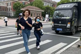 41岁高圆圆街头被偶遇，头发蓬松浓密惹人羡，身材却被拍成五五分图片