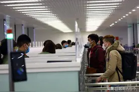  越南“封国闭关”国际航线停运，机场都是从外国回越的本国国民图片