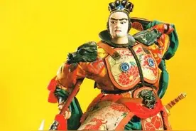 曹操杀吕布时，为何要先勒死再砍头示众呢图片