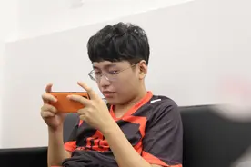 李白加露娜！AGY拿出三刺客阵容，12分钟被推掉，空有颗想秀的心图片