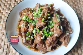 朋友来做客，买了30元小肋排，一拌一蒸端上桌，朋友吃完想打包图片