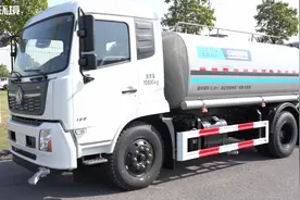 在新闻或者电视上看到的能灭火的洒水车，和消防车的区别在哪儿？图片