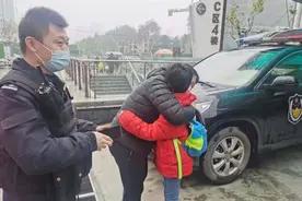 逛街时与母亲走散，8岁小男孩向特警求助找妈妈图片