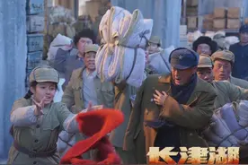 《长津湖》向易烊千玺饰演的伍万里扔红围巾女孩才13岁图片