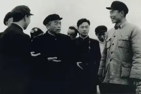 彭德怀在大三线，同大渡河老船工见面，在雨中缅怀牺牲红军将士图片