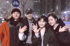 24岁沈月恋情疑曝光！当街牵手骑电车搂腰，与男方有5年深厚感情图片