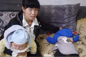 2岁半大宝和二胎“抢母乳”，宝妈心疼又无奈：喂奶还要躲着他图片