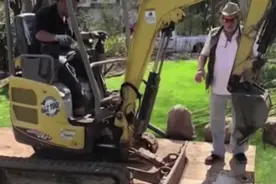 男子在后院挖到铁保险箱，里面有许多珠宝与现金，还有一张纸条图片