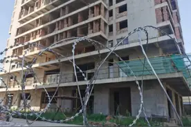 城市的癣疥，购房人的痛：西安红星美凯城十年数次烂尾调查图片