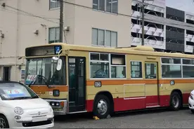 日本男子60万买公交车当私家车，把女友培养成老司机，在车上约会图片
