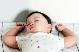 “举手睡觉”是宝宝的保护机制？宝宝投降睡姿下的秘密，要掌握图片