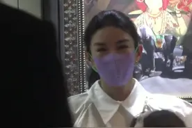 黄奕又傍上富豪？带女儿与男子约会，被男子上下打量略显卑微图片