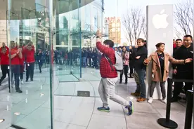 苹果家销售人员的工资很低，那为啥大家还留在Apple Store呢？视频封面