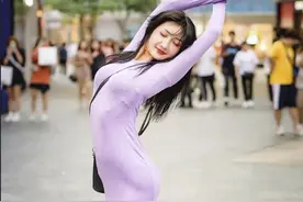 小说：我去找隔壁嫂子，她被我吓一跳：你怎么走路连声音都没有？图片